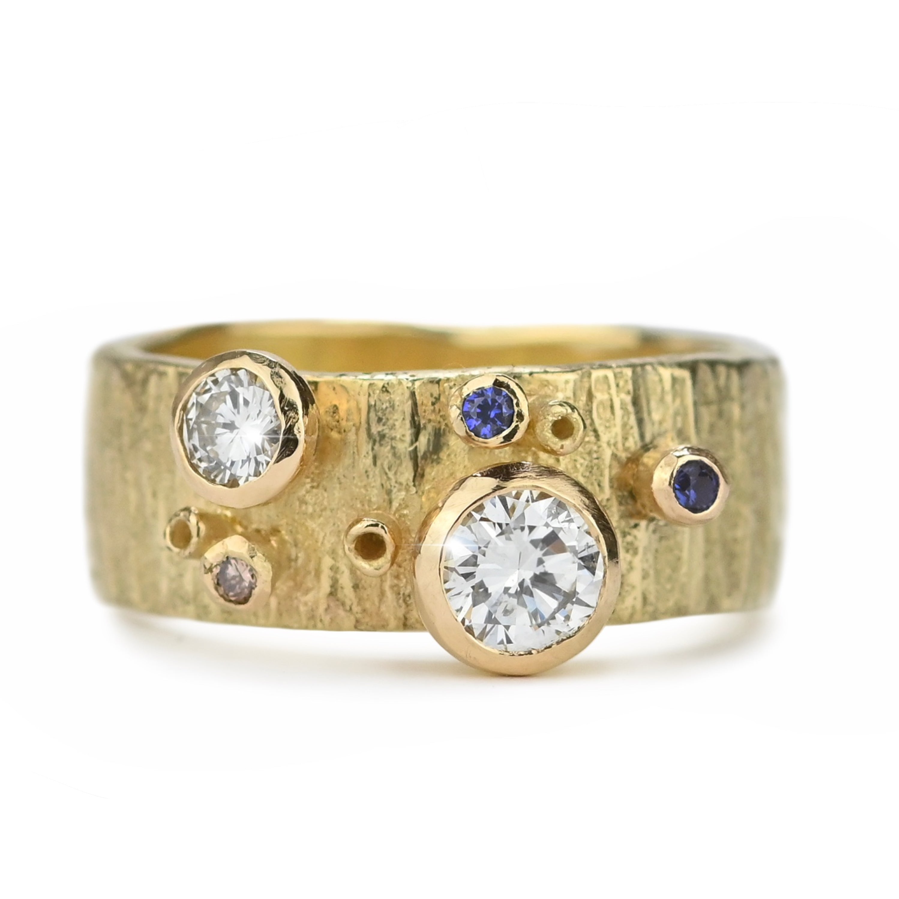 Brede gouden ring met diamant en saffier
