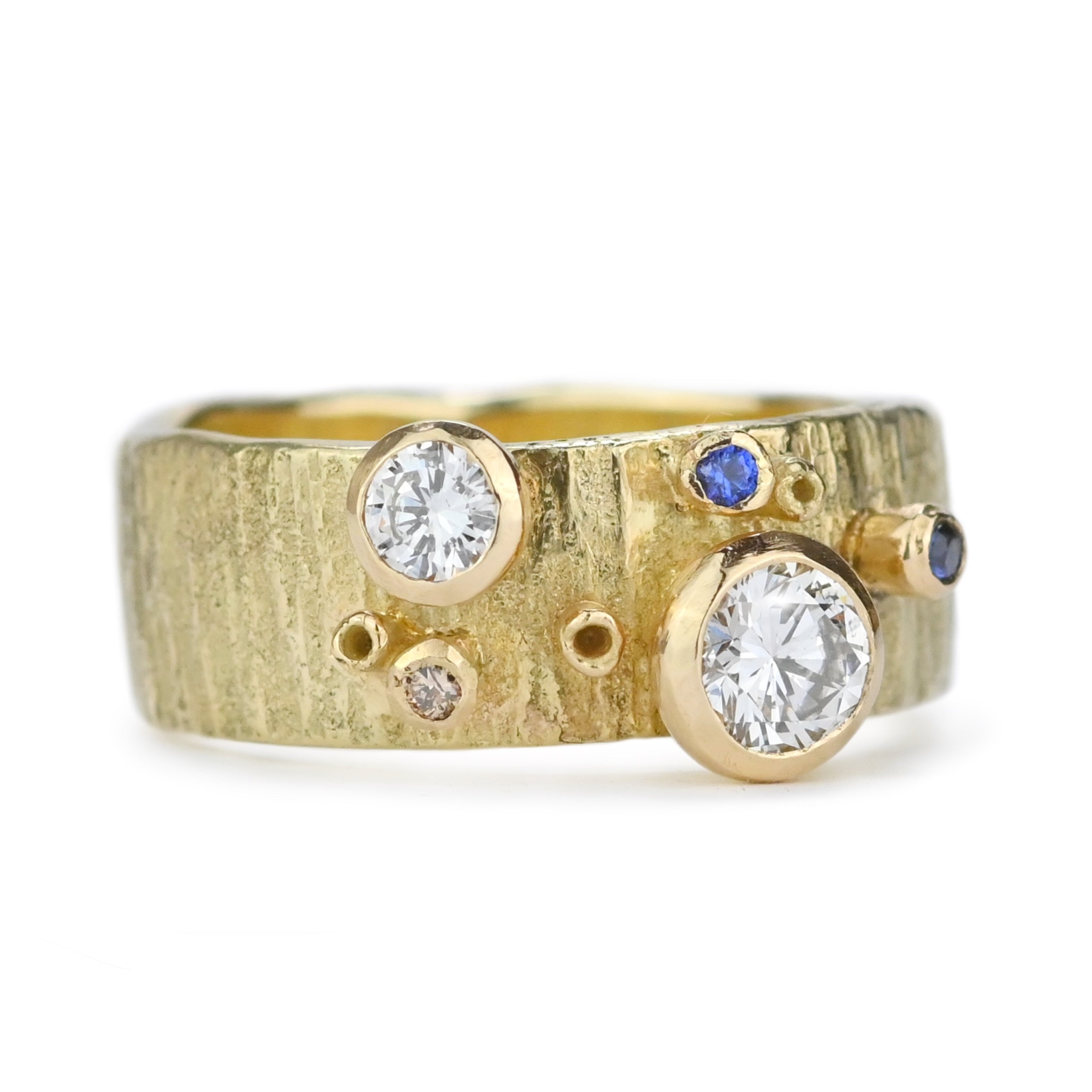 Brede gouden ring met diamant en saffier