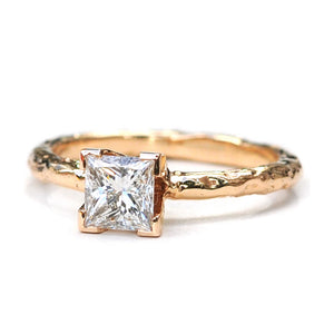 Handgemaakte 18kt rosé gouden organisch gevormde verlovingsring met 1 caraat princess geslepen diamant. Net even anders dan anders door de organische, grillige stijl. De structuur op de ring loopt door op de zetting voor de vierkante diamant.