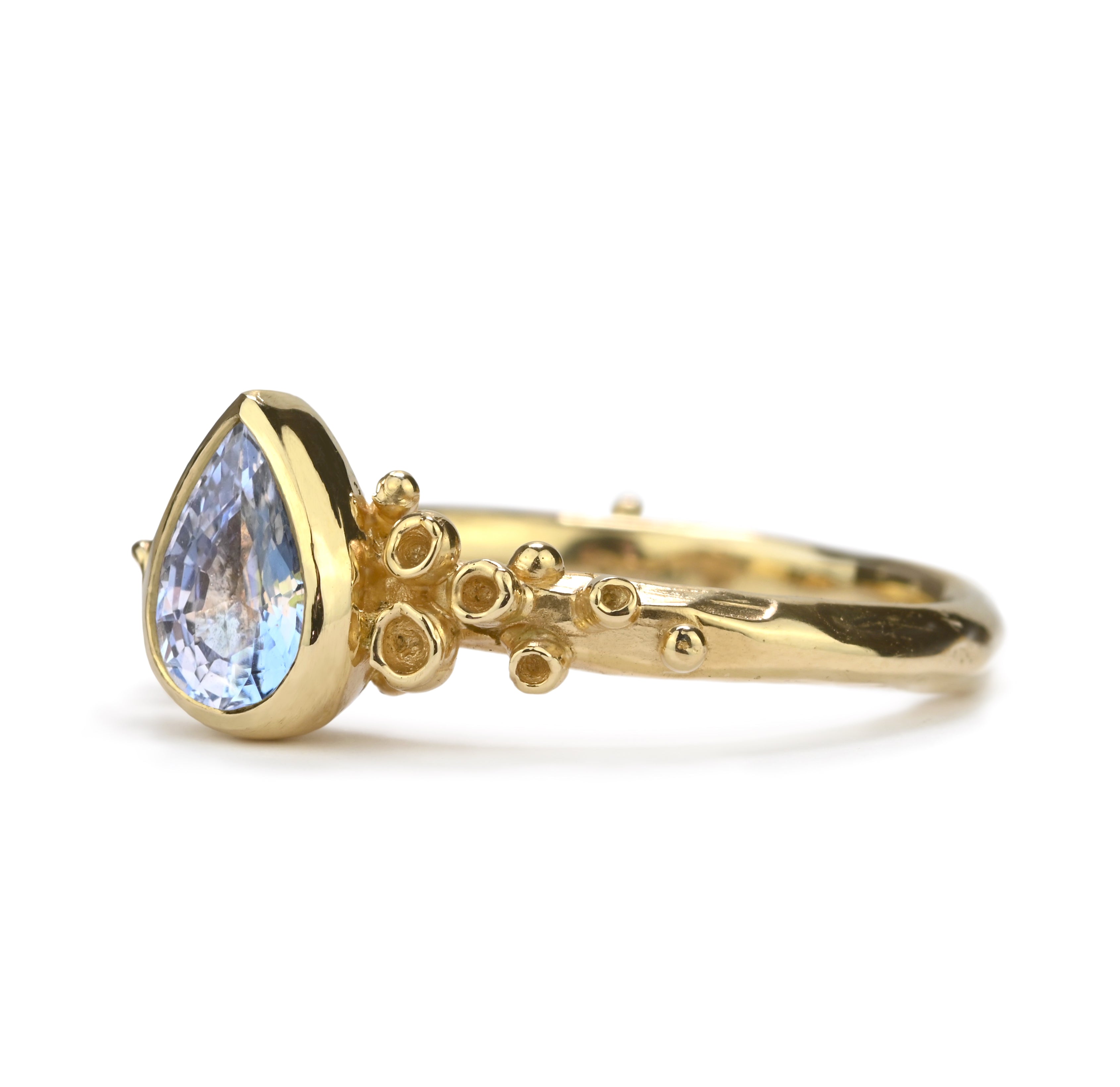 Gouden Overgrown ring met pastel blauwe saffier
